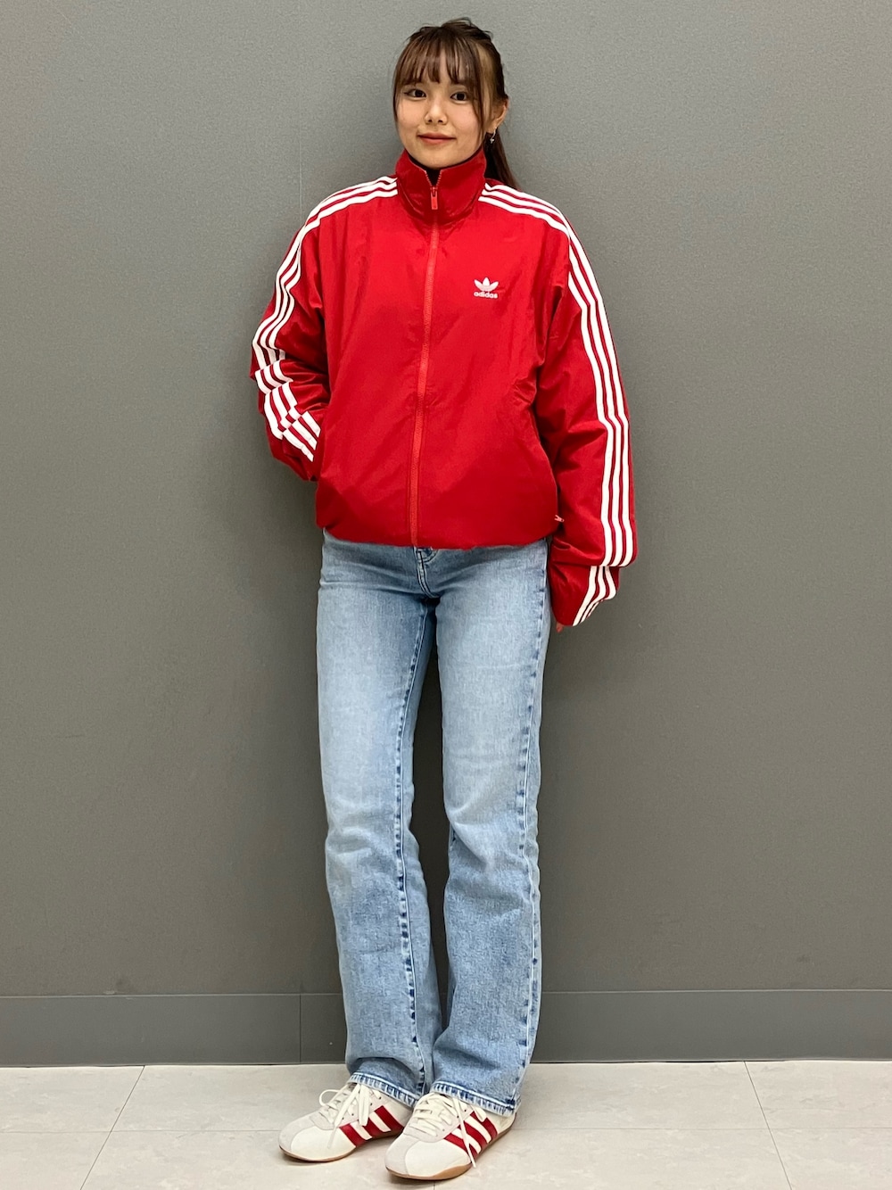 「レッド、adidas、アディダス、アディダス(adidas)、adidas originals、アディダスオリジナルス、レッドコーデ、アディダスジャージ、アディダススニーカー、アディダスコーデ」｜「adidasのアディカラー ウーブン ファイヤーバード トラックトップ（ジャージ） / トラックジャケット / アディダスオリジナルス adidas Originals（ナイロンジャケット、レッド系）」を使った、TMさん（レディース・158cm）の冬コーディネートの1枚目の写真