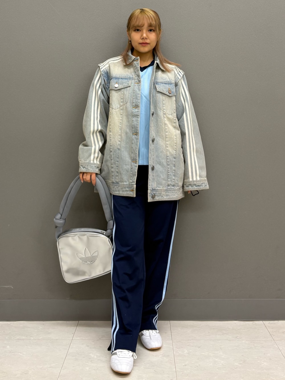 「デニム、デニムジャケット、adidas、アディダス、アディダス(adidas)、adidas originals、アディダスオリジナルス、テコンドー、TAEKWONDO、TAEKWONDO LACE」｜「adidasのAdilenium シーズン 3 2-In-1 デニムシャツジャケット（トップス、その他）」を使った、TMさん（レディース・158cm）の春コーディネートの1枚目の写真