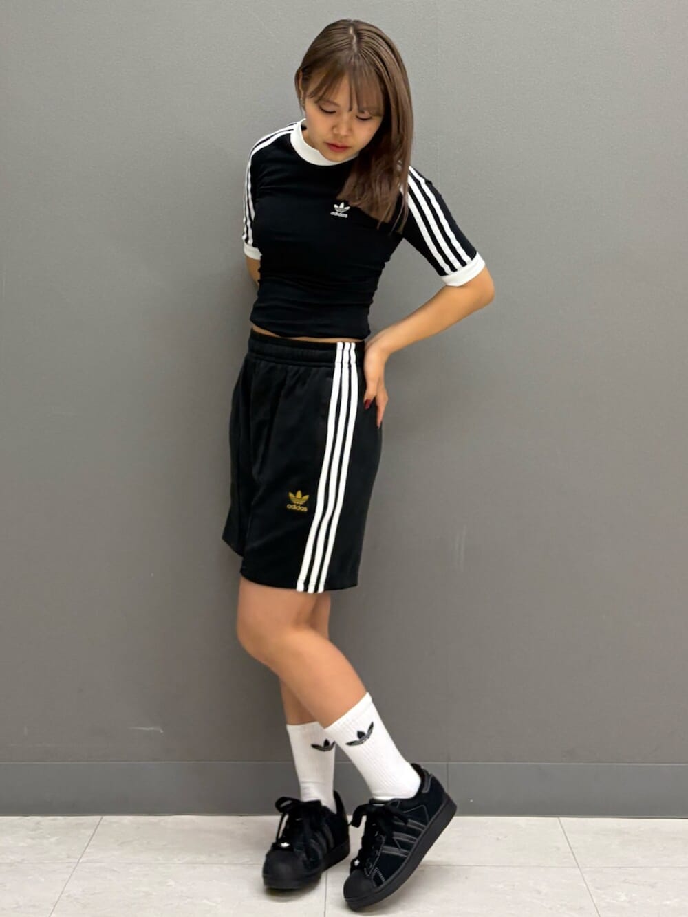 「スニーカー、Tシャツ、adidas、アディダス、ショーツ、adidas originals、アディダスオリジナルス、半袖Ｔシャツ、スーパースター、アディカラー」｜「adidasのトレフォイル クッション クルーソックス 3足組 / アディダスオリジナルス adidas Originals（ソックス/靴下、ホワイト系）」を使った、TMさん（レディース・158cm）の春コーディネートの1枚目の写真