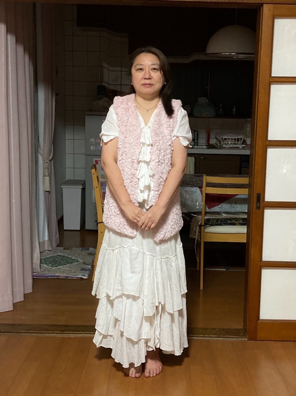 ピンク系のその他アウター、ホワイト系のシャツ/ブラウス、ホワイト系のスカートを着用したレディースの冬コーディネートの1枚目の写真