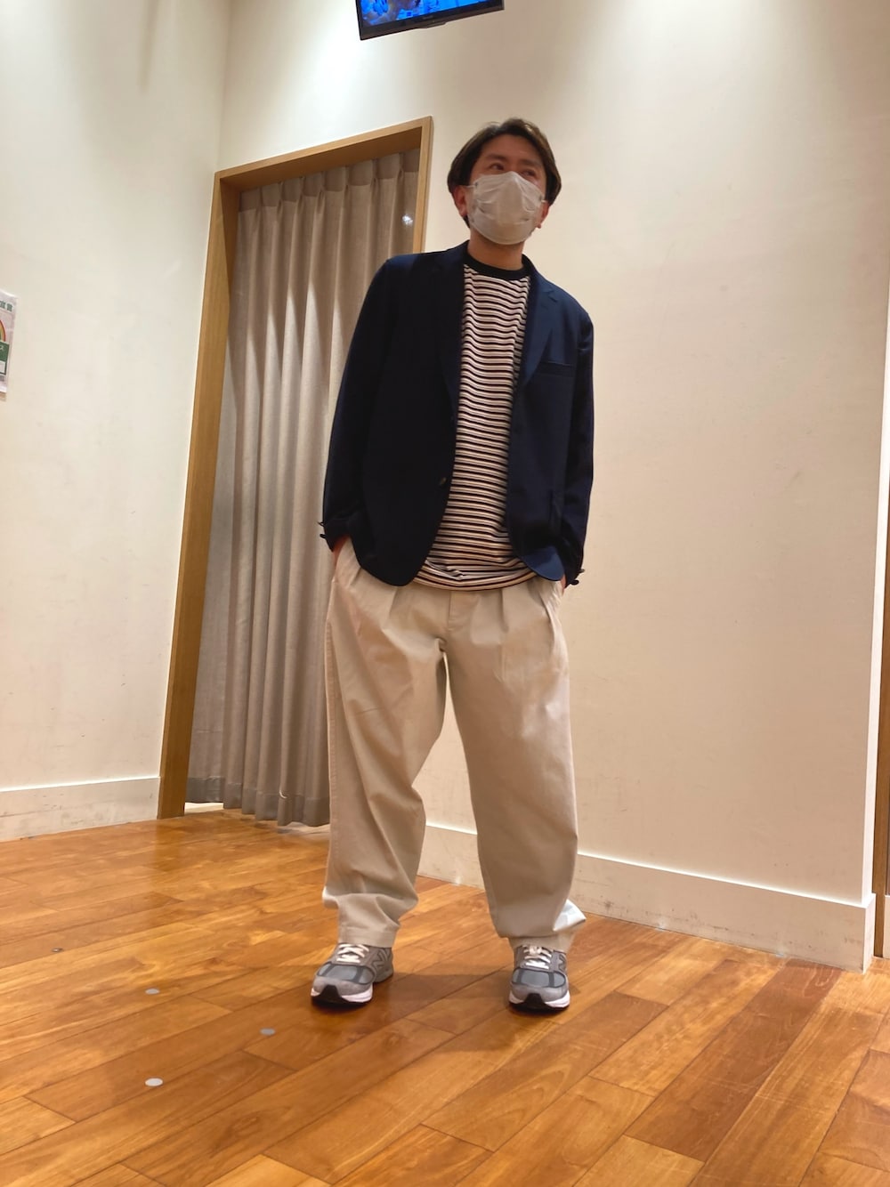 「パパコーデ、セレモニー、保育園コーデ、オンオフ兼用、発表会、紺ブレ、ボーダー、New Balance、gloster、厄年、野球観戦」｜「GLOSTERの【GLOSTER/グロスター】ツータックワイドパンツ ワイドデニム ルーズシルエット（その他パンツ、ベージュ系）」を使った、真矢（也）さん（メンズ・176cm）の春コーディネートの1枚目の写真