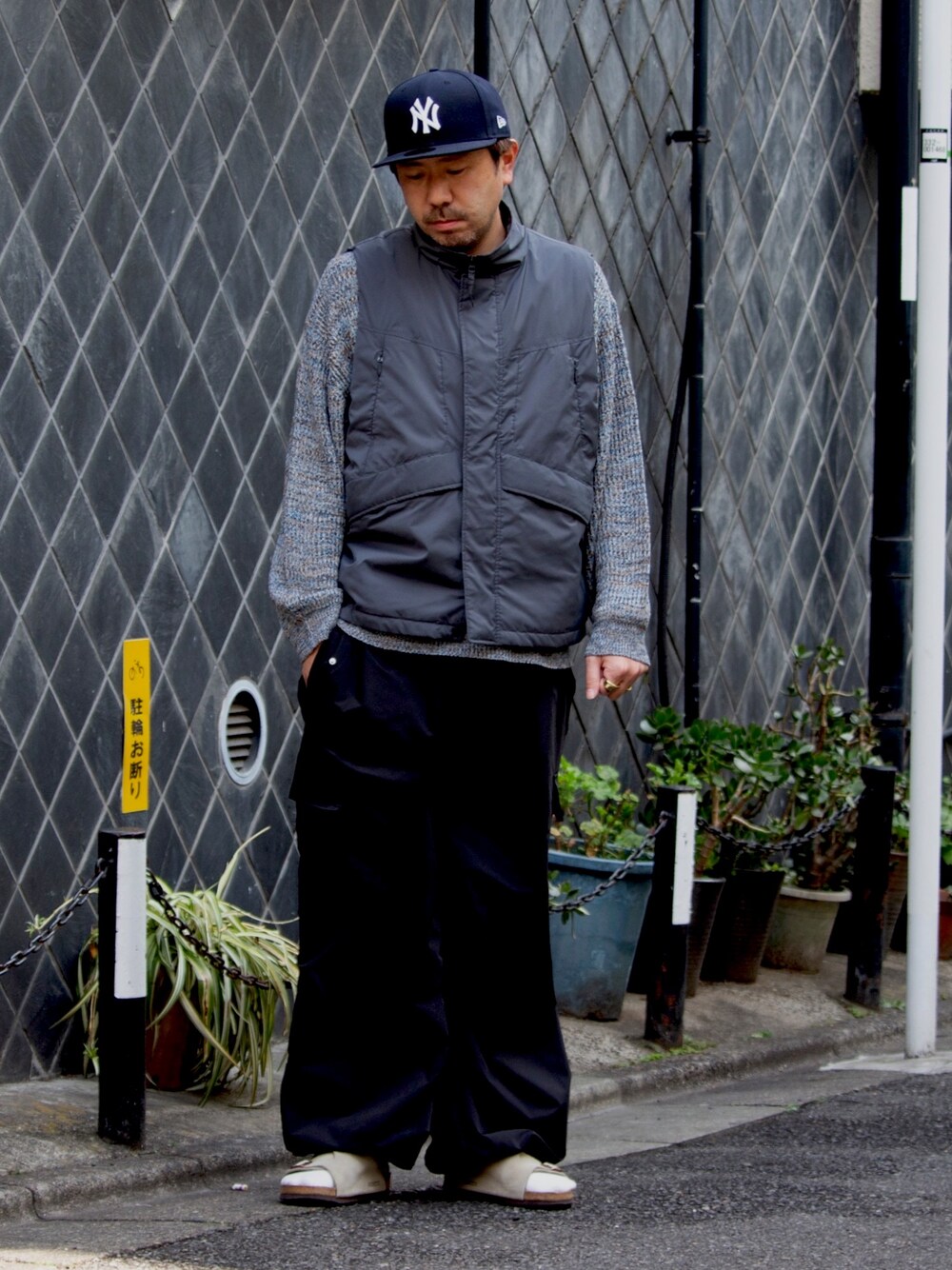 「FREDY&GLOSTER、モンスターベスト、デビュー戦、野外、ベスト、40代ファッション、おじさんコーデ、WBC、NEW ERA、カーゴパンツ、ストリートMIX」｜「GLOSTERの【GLOSTER/グロスター】モンスターベスト MILITARY ミリタリー パフベスト（ベスト、グレー系）」を使った、真矢（也）さん（メンズ・176cm）の春コーディネートの1枚目の写真