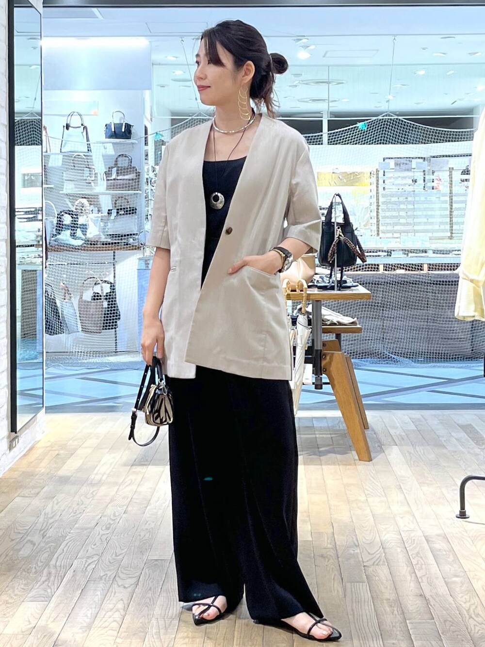 「ジャケット、パンツ、体型カバー、ハンサム、ヘルシー、ママコーデ、SNAP_apart by lowrys、パーマ、ネックレス、骨格ウェーブ、apart by lowrys、着痩せ・細見え」｜「A part byのネックカフ（ネックレス、シルバー系）」を使った、Aoさん（レディース・161cm）の春コーディネートの1枚目の写真