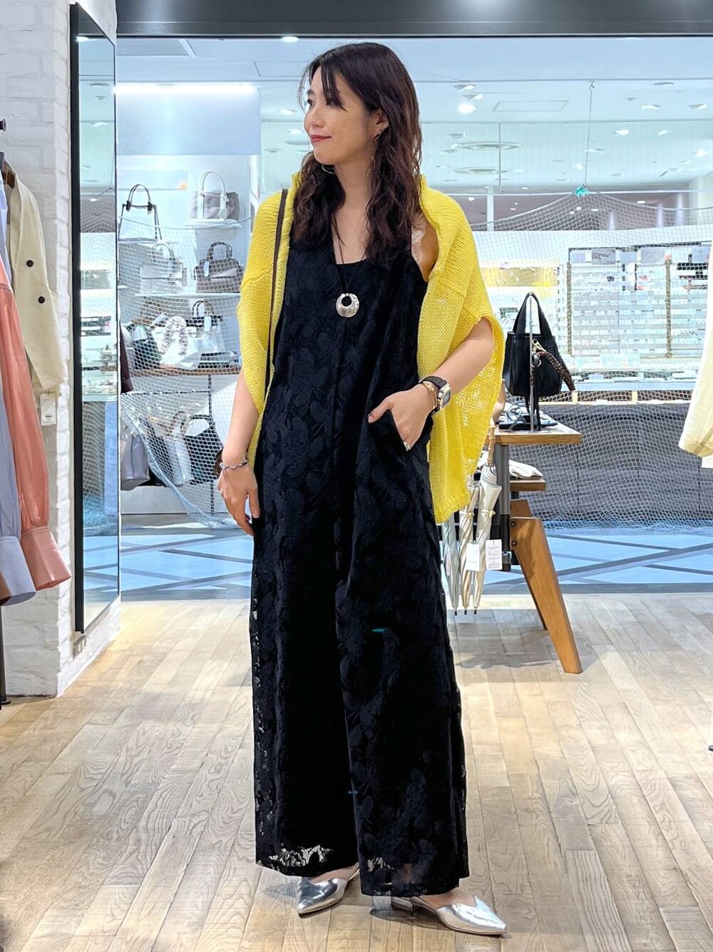 「体型カバー、ハンサム、ヘルシー、ママコーデ、SNAP_apart by lowrys、骨格ウェーブ、apart by lowrys、着痩せ・細見え、パーマ、サロペット、夏コーデ、セールミックスコーデ_apart by lowrys」｜「A part byのポインテッドフラットパンプス≪追加4≫（パンプス、シルバー系）」を使った、Aoさん（レディース・161cm）の春コーディネートの1枚目の写真