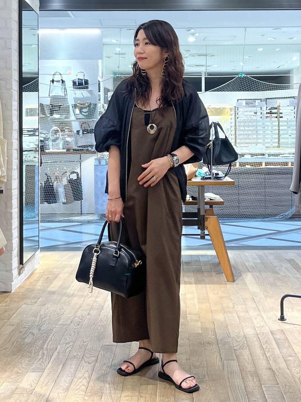 「体型カバー、ハンサム、ヘルシー、ママコーデ、SNAP_apart by lowrys、骨格ウェーブ、apart by lowrys、着痩せ・細見え、パーマ、ワンピース、ブルゾン、バッグ、サンダル」｜「A part byのシアーシャーリングブルゾン（ブルゾン、ブラック系）」を使った、Aoさん（レディース・161cm）の春コーディネートの1枚目の写真