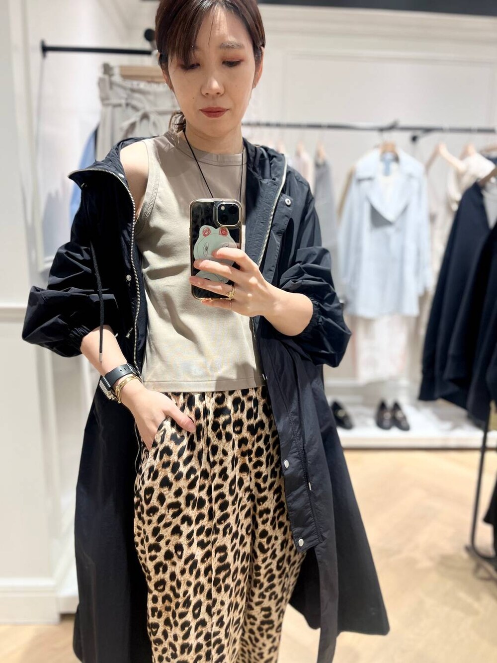 「体型カバー、ハンサム、ヘルシー、ママコーデ、SNAP_apart by lowrys、骨格ウェーブ、apart by lowrys、着痩せ・細見え、パーマ、春アウター」｜「A part byのULTIMA タンクトップ（タンクトップ、ベージュ系）」を使った、Aoさん（レディース・161cm）の春コーディネートの1枚目の写真