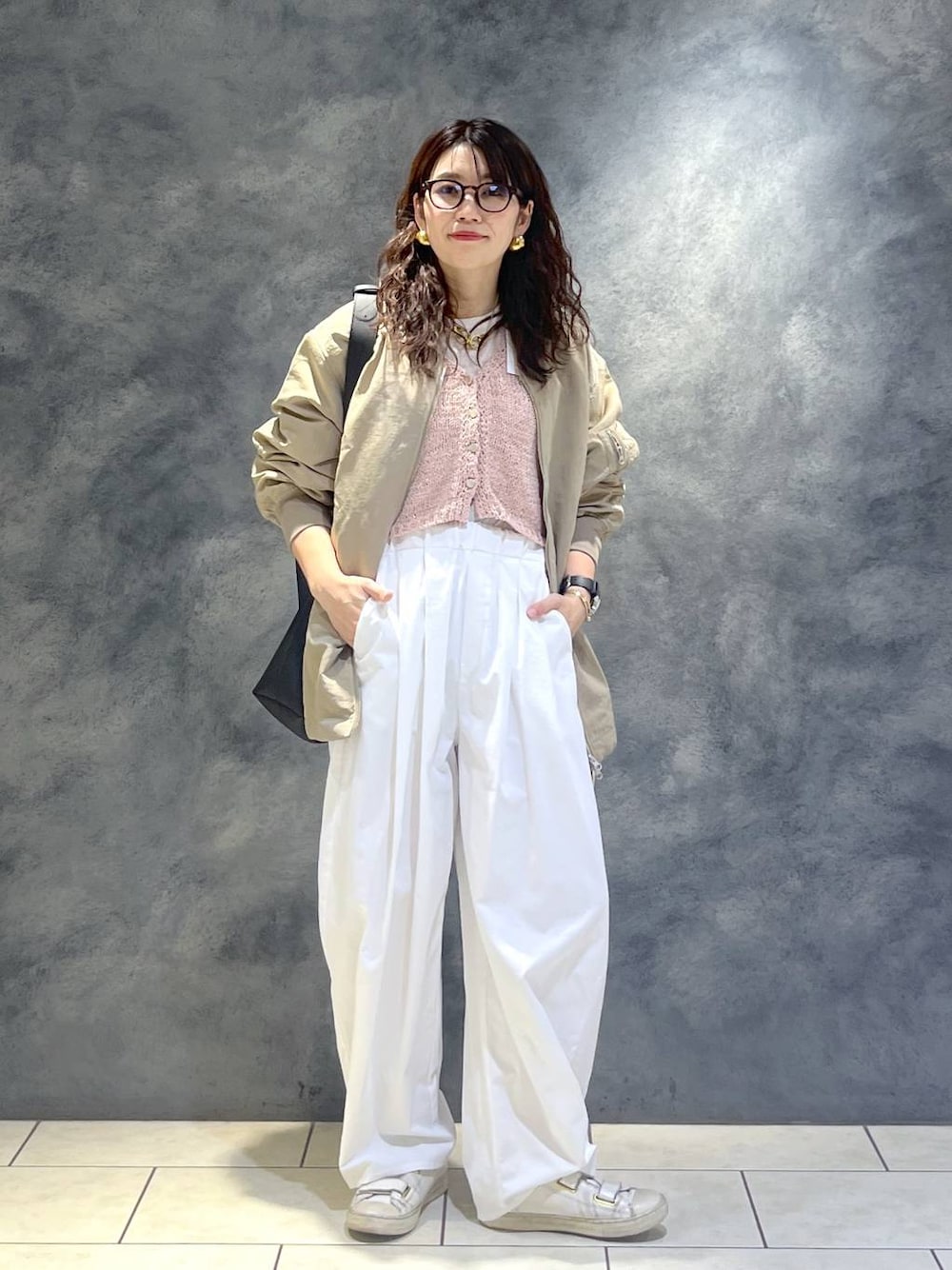 「体型カバー、ハンサム、ヘルシー、ママコーデ、SNAP_apart by lowrys、骨格ウェーブ、apart by lowrys、着痩せ・細見え、パーマ、春コーデ、春アウター、MA-1」｜「A part byのテープヤーンラメカーディガン（カーディガン/ボレロ、ピンク系）」を使った、Aoさん（レディース・161cm）の冬コーディネートの1枚目の写真