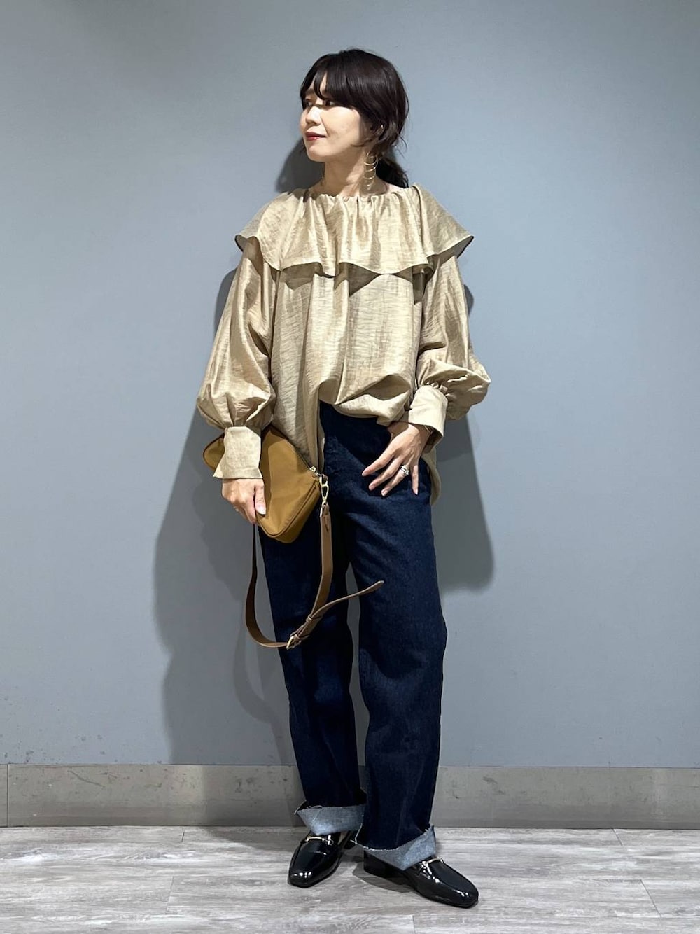 「着痩せ・細見え、高見え、ブラウス、apart by lowrys、デニムパンツ、ローファー、秋コーデ、大人カジュアル」｜「A part byのヒールローファー（ローファー、ブラック系）」を使った、Aoさん（レディース・161cm）の夏コーディネートの1枚目の写真