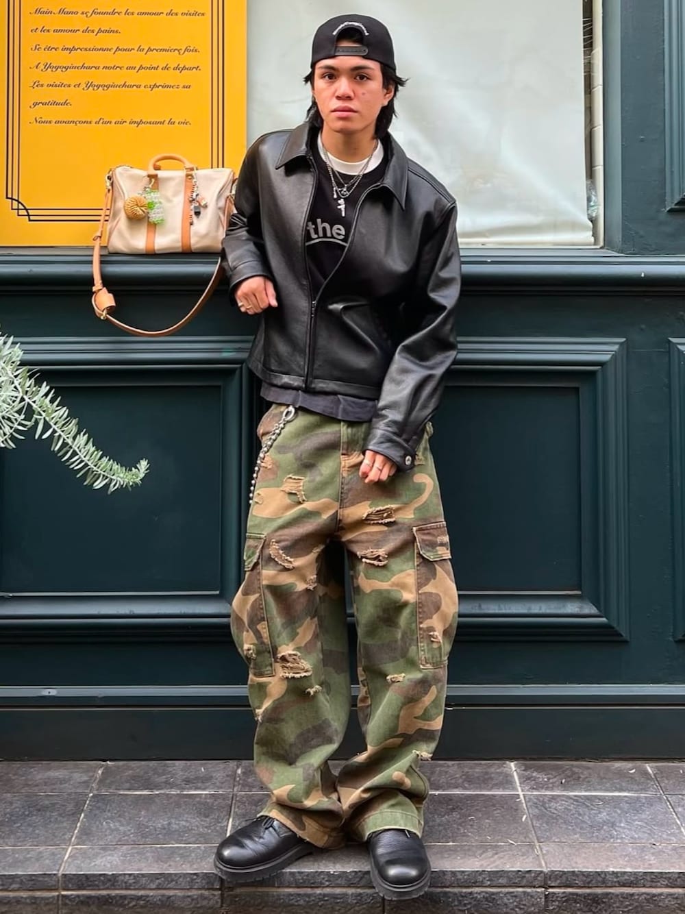 「やっぱり帽子が好き、レイヤードスタイル、ワイドパンツ、カジュアルコーデ、シンプルコーデ、メンズファッション、迷彩、カモ柄、outfit、革靴、ジャケット、レザー、レザージャケット、ootd、いいね、save、フォローお願いします🤑」｜「ANTIDOTEのアイテム（デニムパンツ、グリーン系）」を使った、nigsnigoさん（メンズ・168cm）の春コーディネートの1枚目の写真
