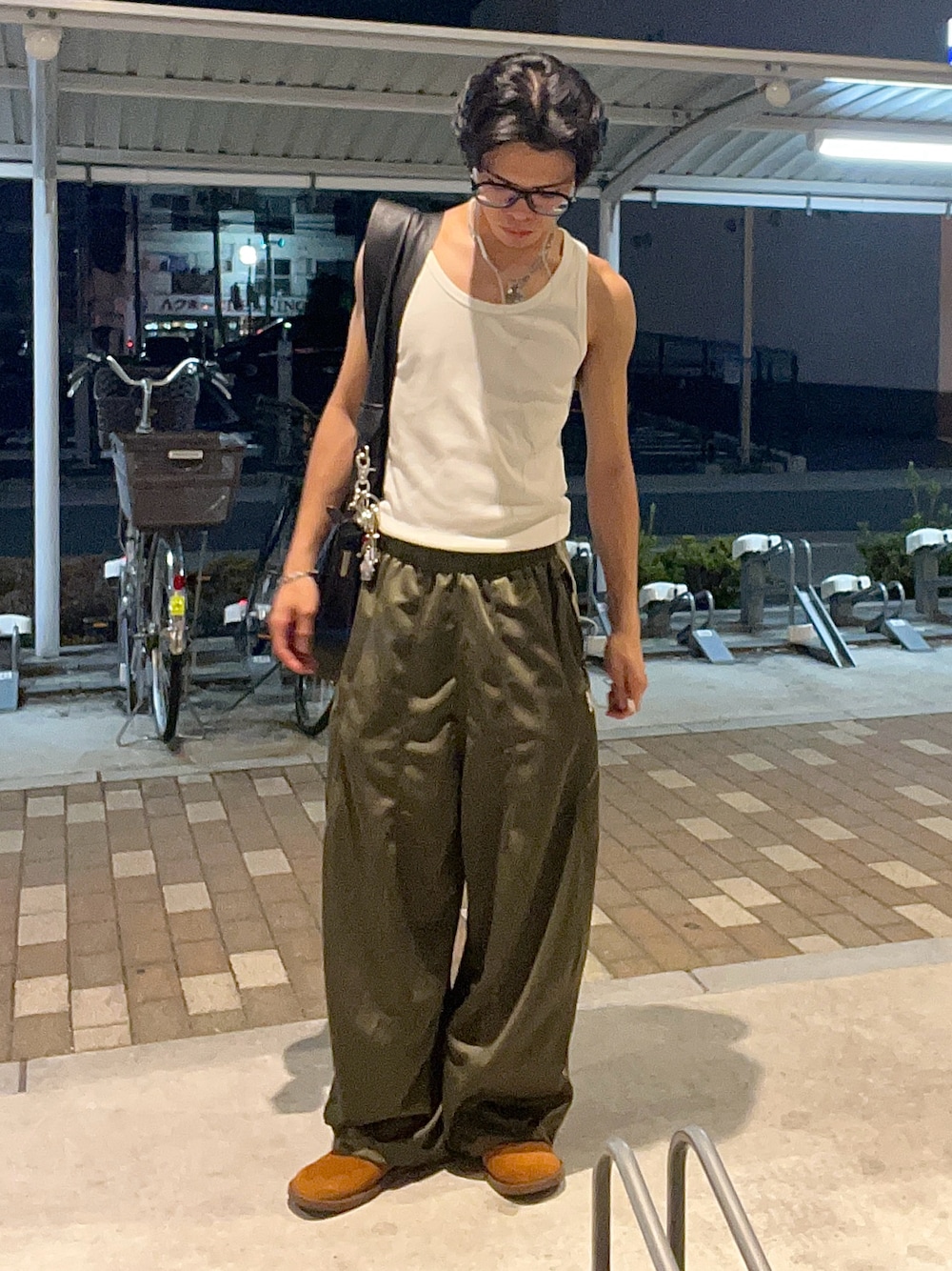 ホワイト系のタンクトップ、グリーン系のその他パンツ、ブラウン系のサンダルを着用したメンズの夏コーディネートの1枚目の写真