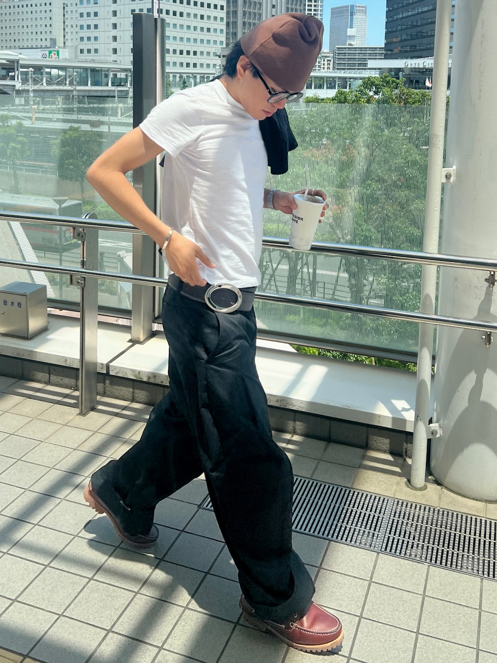 「やっぱり帽子が好き、白シャツ、モノトーン、白Tシャツ、春夏コーデ、ラフ、最近のいい感じコーデ、キレイめカジュアル、今日のコーデ、ゆるコーデ、キレイめ、いいね、save、フォローお願いします🤑、ティンバーランド、outfit、ブラック」｜「Ordinary Practiceのアイテム（Tシャツ/カットソー、ホワイト系）」を使った、nigsnigoさん（メンズ・168cm）の春コーディネートの1枚目の写真