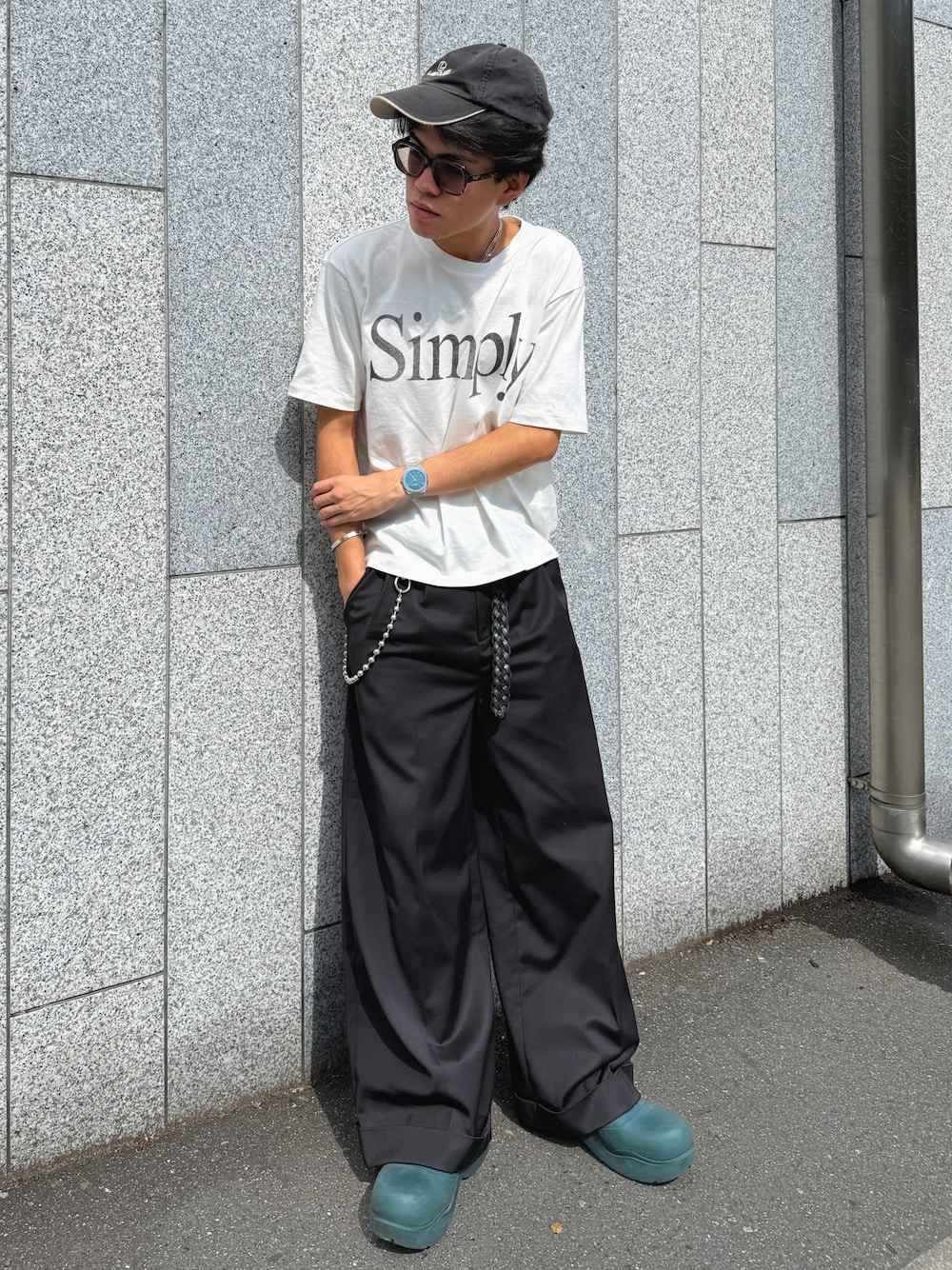 「最近のいい感じコーデ、大人カジュアル、古着MIX、春夏コーデ、シンプルスタイル、カジュアルコーデ、モノトーン、ストリート、シンプルコーデ、キレイめカジュアル、ブラック、スラックス、ワイドスラックス、春めき満開コーデ、やっぱり帽子が好き」｜「Camphor woodの２tuck wide baggy slacks / ２タックワイドバギーフレアスラックス（スラックス、ブラック系）」を使った、nigsnigoさん（メンズ・168cm）の春コーディネートの1枚目の写真
