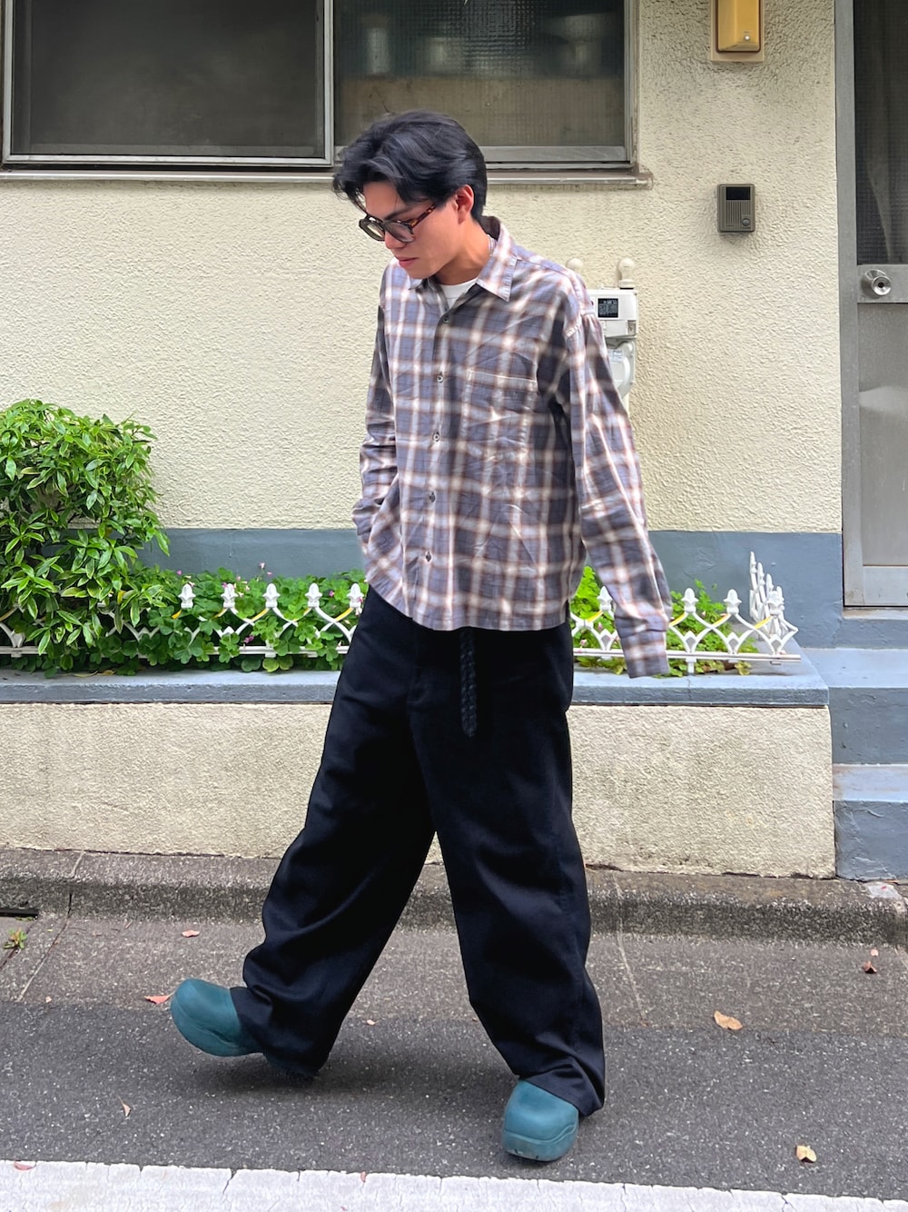 「最近のいい感じコーデ、大人カジュアル、古着MIX、今日のコーデ、お出かけコーデ、シンプルスタイル、ラフコーデ、低身長コーデ、いいね、save、フォローお願いします🤑、春服、お洒落さんとつながりたい、春夏コーデ、オトナカジュアル、厚底シューズ、春服コーデ」｜「Dickiesのアイテム（その他パンツ、ブラック系）」を使った、nigsnigoさん（メンズ・168cm）の春コーディネートの1枚目の写真