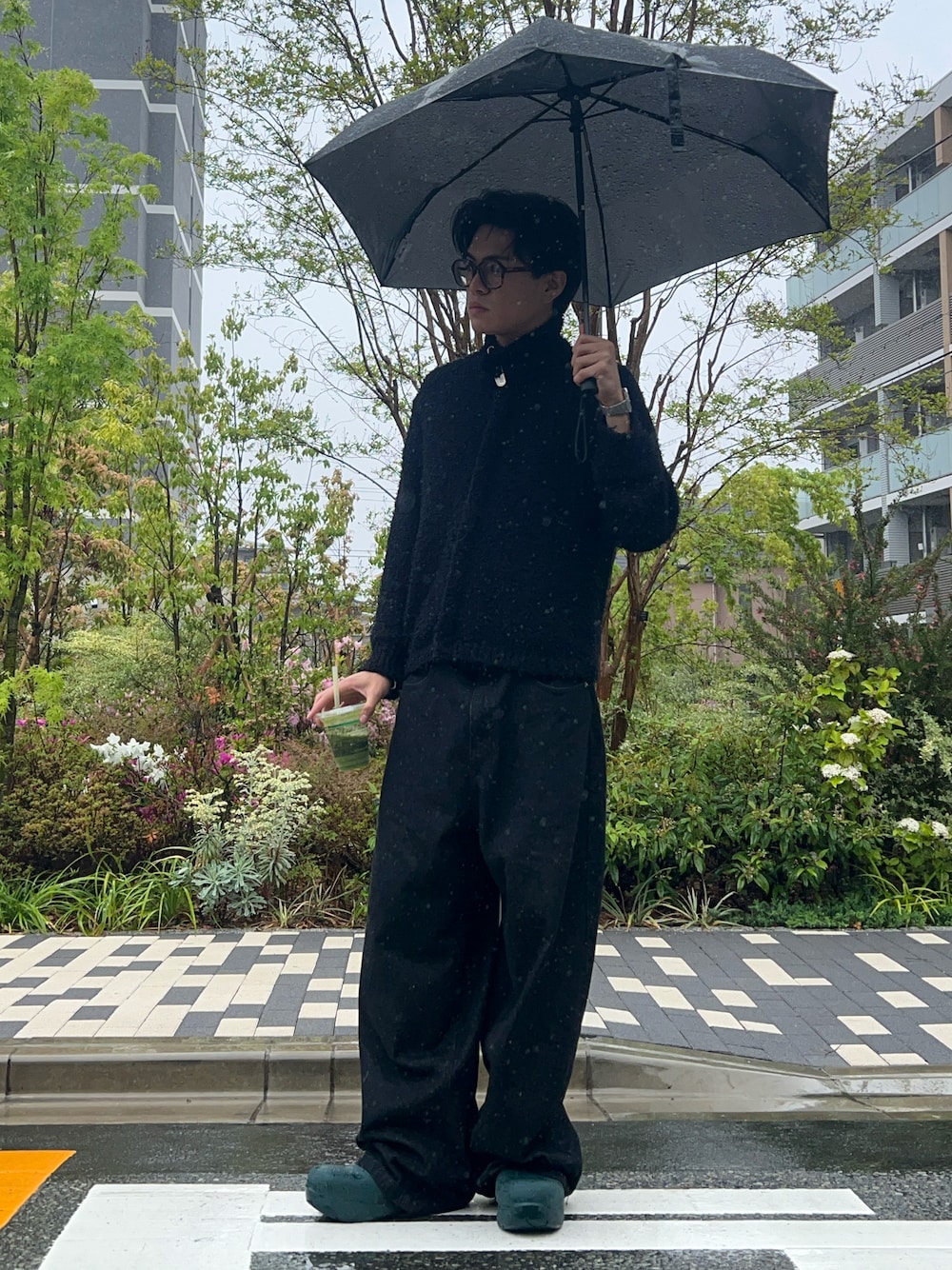 「最近のいい感じコーデ、大人カジュアル、古着MIX、お出かけコーデ、今日のコーデ、シンプルスタイル、低身長コーデ、お洒落さんとつながりたい、いいね、save、フォローお願いします🤑、春夏コーデ、おしゃれさんと繋がりたい、ブラックコーデ、ワイドデニム、春服コーデ、オールブラック」｜「セブンイレブンのアイテム（長傘、ブラック系）」を使った、nigsnigoさん（メンズ・168cm）の春コーディネートの1枚目の写真