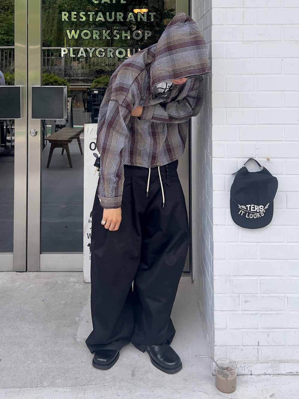 「やっぱり帽子が好き、柄シャツ、ワイドパンツ、シャツスタイル、シンプルスタイル、初夏コーデ、キレイめ、お洒落さんとつながりたい、ストリートコーデ、ストリートMIX、ストリートシック、どんなコーデにもこの一足、streetstyle、大人ストリート、チェックシャツ」｜「life maniaのアイテム（パーカー、ブラウン系）」を使った、nigsnigoさん（メンズ・168cm）の春コーディネートの1枚目の写真
