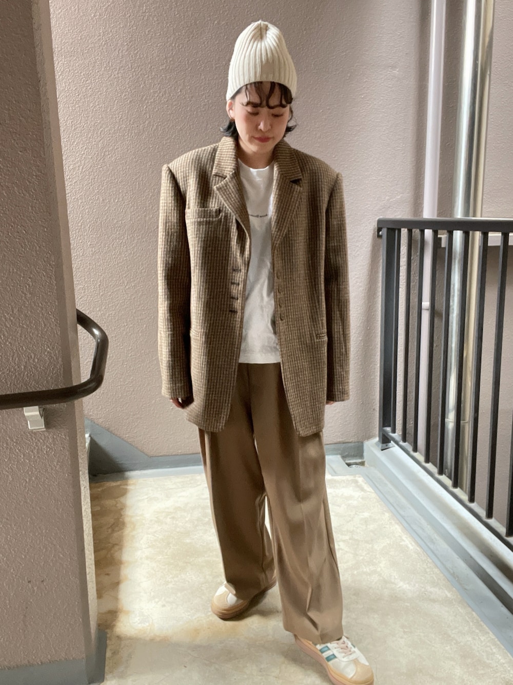 「チェック、ジャケット、Tシャツ、オトナ女子、シンプルコーデ、シンプル、カジュアル、カジュアルコーデ、ootd、AcneStudios、ニット帽、スニーカー、ベージュ、キレイめカジュアル、adidas」｜「TODAYFULのタックツイルトラウザース（チノパンツ、ベージュ系）」を使った、02_mntさん（レディース・161cm）の春コーディネートの1枚目の写真