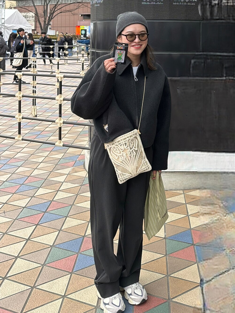 「シンプルスタイル、シンプル、グレー、ニューバランス、オトナカジュアル、カジュアルコーデ、カジュアル、ニット、スニーカー、ootd」｜「TODAYFULのウールジップブルゾン（ブルゾン、グレー系）」を使った、02_mntさん（レディース・160cm）の冬コーディネートの1枚目の写真