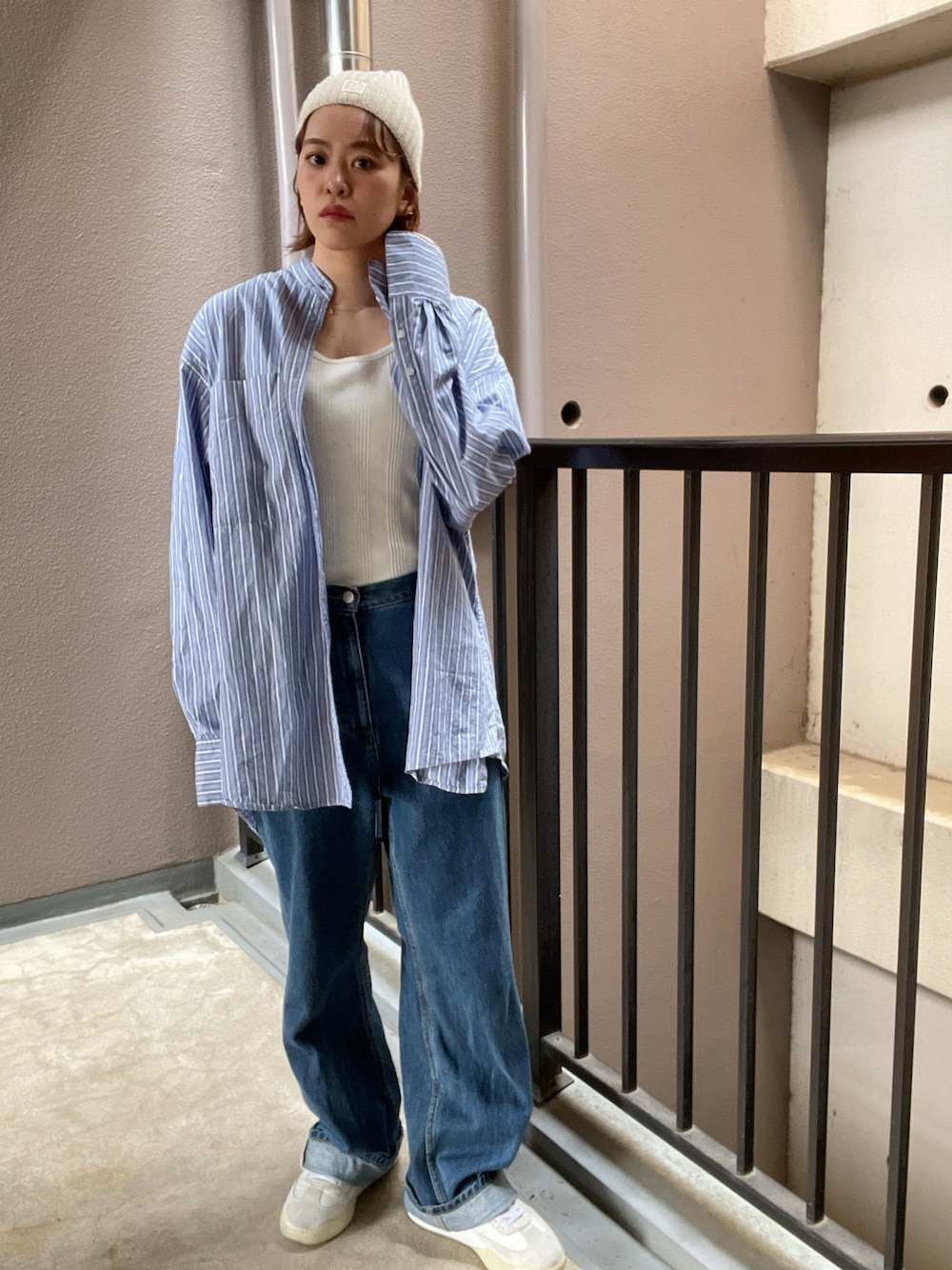 「シャツスタイル、デニムパンツ、メンズライク、ビーニー、大人かわいい、オトナカジュアル、ootd、ストライプ、カジュアル、カジュアルコーデ、シンプルコーデ、シンプル、ゆるコーデ、大人カジュアル、スニーカー」｜「TODAYFULのTODAYFUL Carys Denim（デニムパンツ、ブルー系）」を使った、02_mntさん（レディース・161cm）の春コーディネートの1枚目の写真