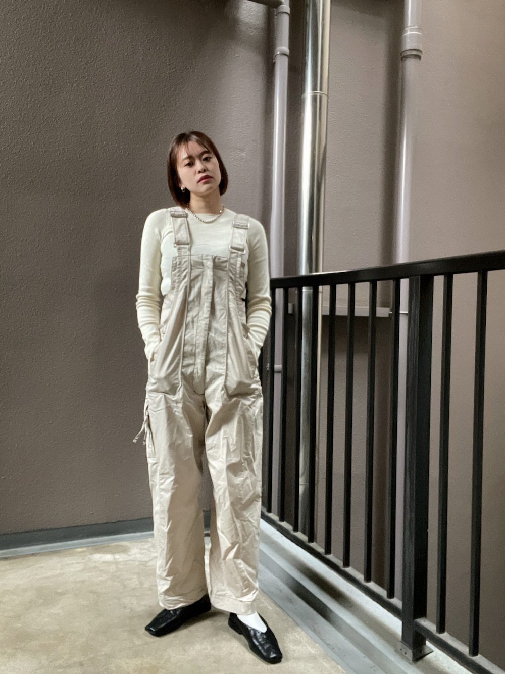 「オーバーオール、ホワイト、ootd、カジュアル、カジュアルコーデ、シンプルコーデ、シンプル、オトナカジュアル、オトナ女子、パンプス、メンズライク、モノトーン、キレイめカジュアル、ラクチンコーデ、春」｜「TODAYFULのフロントジップコットンサロペット（サロペット/オーバーオール、ホワイト系）」を使った、02_mntさん（レディース・160cm）の春コーディネートの1枚目の写真