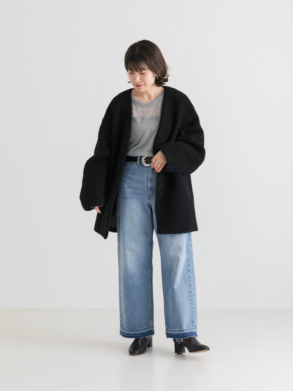 「アウター、ニット、デニム、ブーツ」｜「URBAN RESEARCHのループヤーンウールコクーンコート（その他アウター、ブラック系）」を使った、MINAさん（レディース・154cm）の夏コーディネートの1枚目の写真