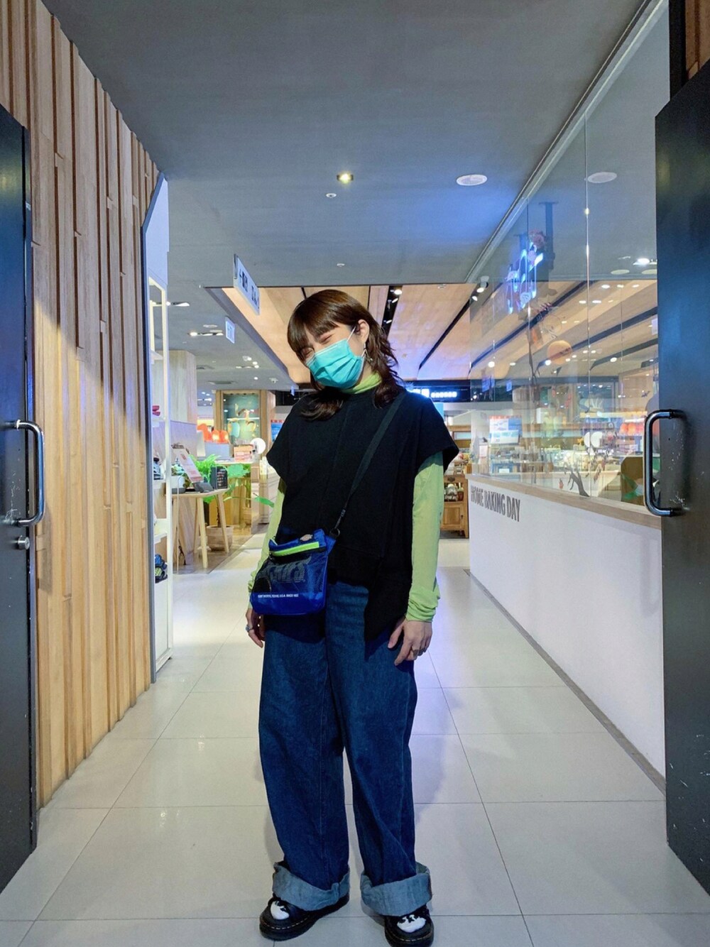 「ootd、夏コーデ、おしゃれさんと繋がりたい、ストリート、Dickies、birkenstock、緑、opoism」｜「opoismのアイテム（デニムパンツ、ブルー系）」を使った、Mokaさん（レディース・156cm）の冬コーディネートの1枚目の写真