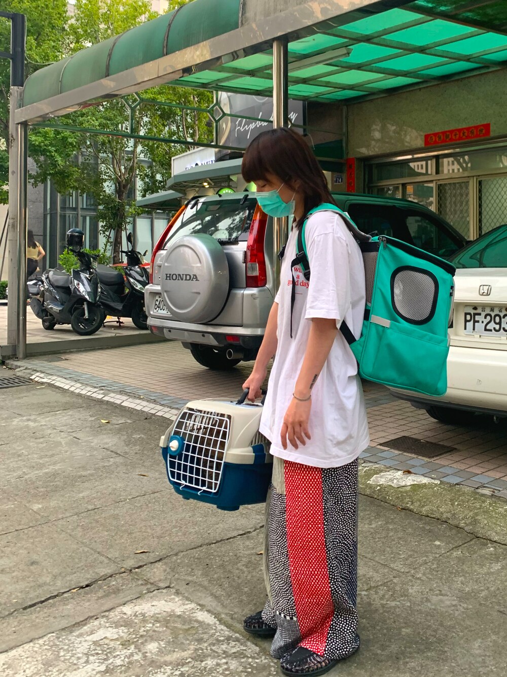 「ootd、おしゃれさんと繋がりたい、カジュアル、ネコ、sousou、keen、ENGINEERED GARMENTS、nexhype、oversize、カッコイイ女子」｜「Engineered Garmentsのアイテム（スリッポン、ブラック系）」を使った、Mokaさん（レディース・156cm）の夏コーディネートの1枚目の写真