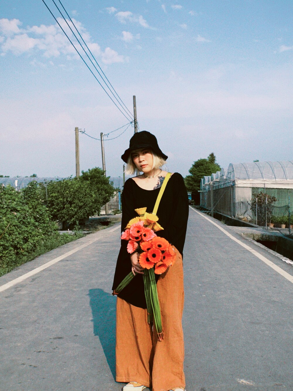 「ootd、fashion、低身長、秋のコーデ、flower、opoism、converse、カジュアル、レディース、かっこかわいい」｜「no brandのアイテム（サンバイザー、ブラック系）」を使った、Mokaさん（レディース・156cm）の夏コーディネートの1枚目の写真