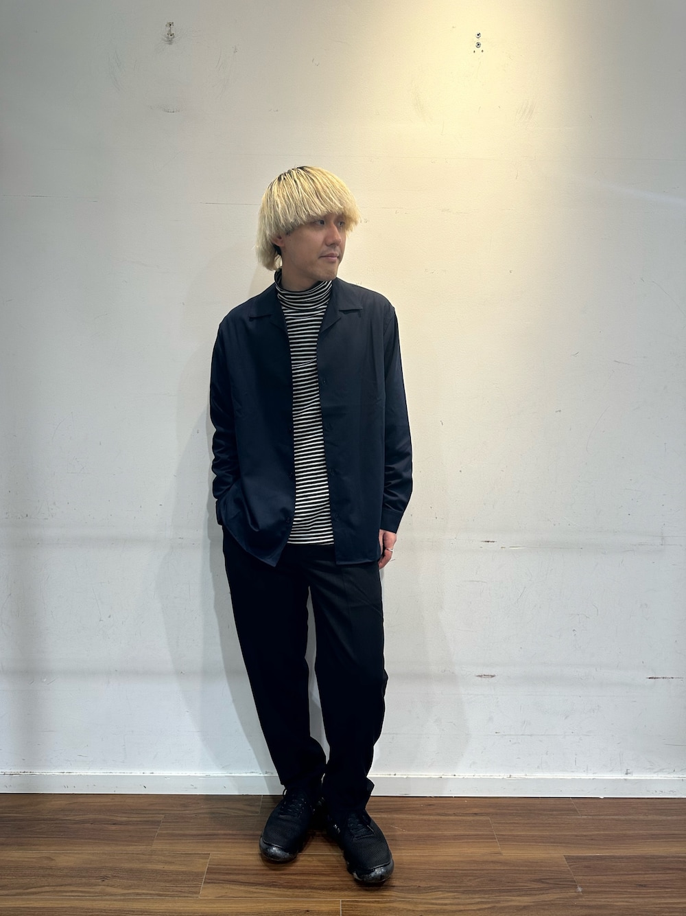 ブルー系のシャツ/ブラウス、ブラック系のその他パンツを着用したメンズの秋コーディネートの1枚目の写真