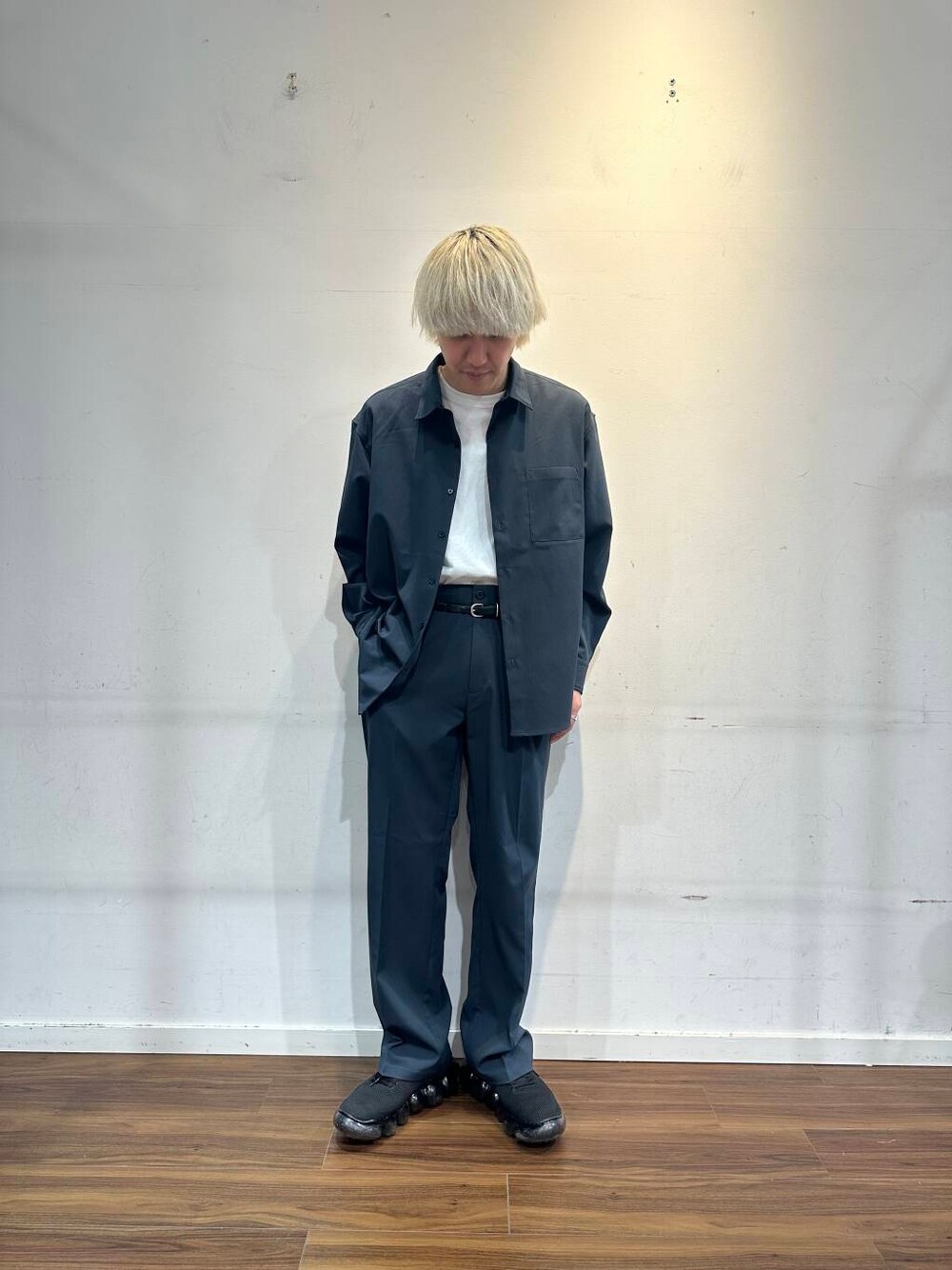 ブルー系のシャツ/ブラウス、ブルー系のその他パンツを着用したメンズの春コーディネートの1枚目の写真