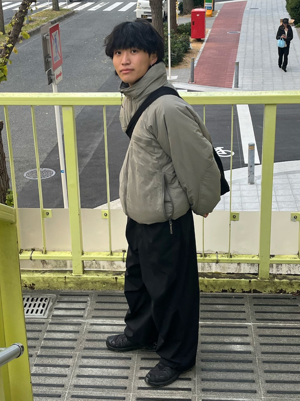 ブラック系のスニーカー、ブラック系のその他パンツ、グレー系のダウンジャケット/コートを着用したメンズの秋コーディネートの1枚目の写真