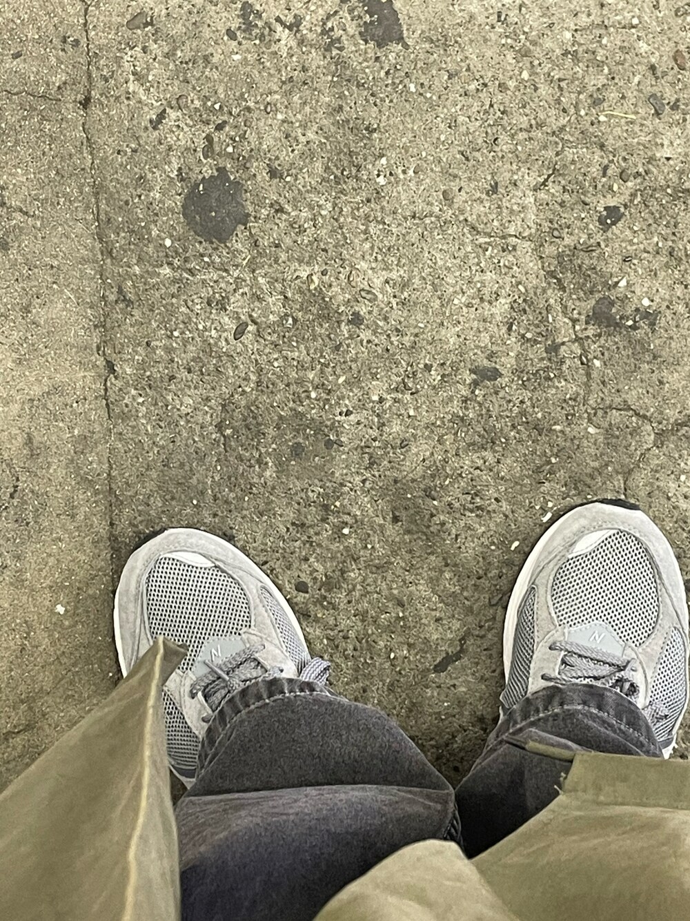 「春、メンズファッション、メンズコーデ、シンプルスタイル、New Balance、モッズコート、春アウター、低身長コーデ」｜「NEW BALANCEの2002R（スニーカー、ブラック系）」を使った、えっさーさん（メンズ・166cm）の春コーディネートの1枚目の写真