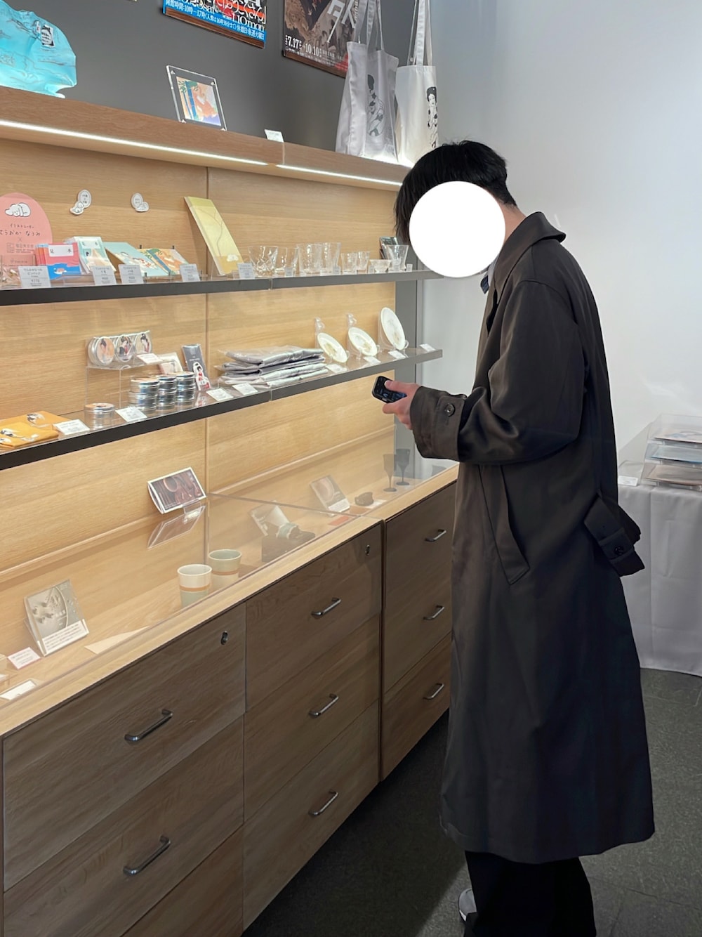 「メンズファッション、春、きれいめカジュアル、休日スタイル、シンプルスタイル、New Balance、シンプル」｜「WYM LIDNMの【WYM LIDNM】MINIMAL WIDE TRENCH COAT（トレンチコート、グレー系）」を使った、えっさーさん（メンズ・166cm）の春コーディネートの1枚目の写真