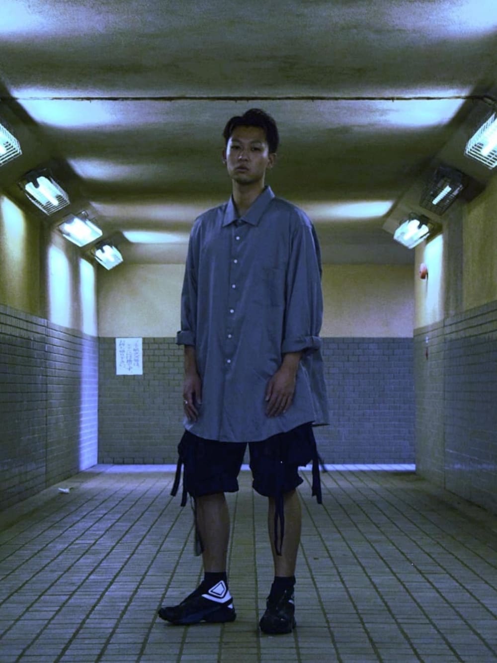 「服好きな人と繋がりたい、ファッション好きと繋がりたい、モード、モードストリート、テック、テック系、テック系パンツ、テクノパンツ、おしゃれさんと繋がりたい、オーバーシャツ」｜「UK techno pantsのアイテム（カーゴパンツ、ブルー系）」を使った、dice214vさん（メンズ・180cm）の夏コーディネートの1枚目の写真