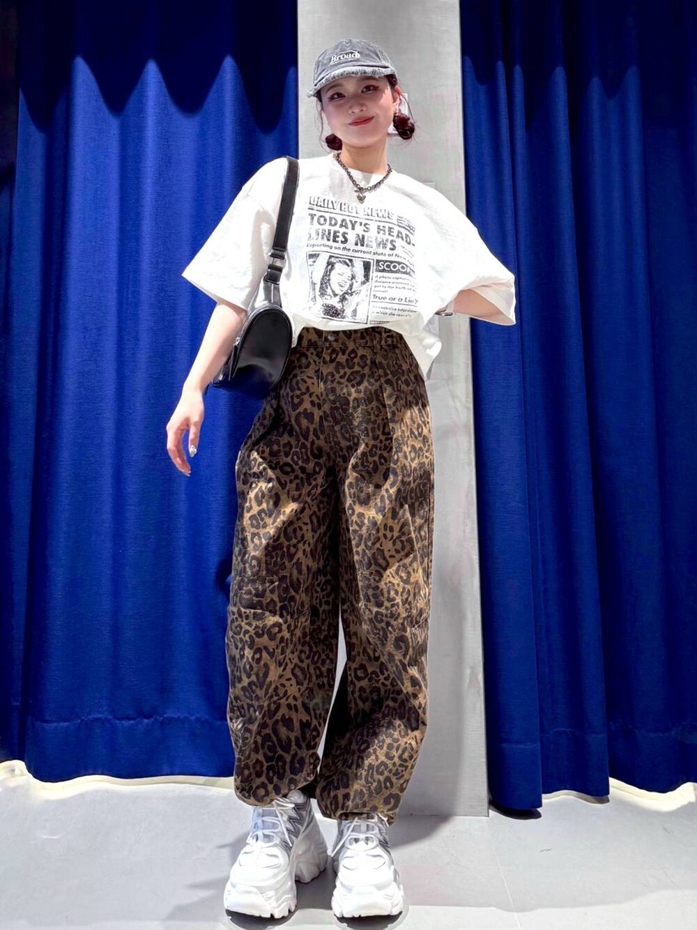 ホワイト系のスニーカー、ブラック系のショルダーバッグ、その他のデニムパンツを着用したレディースの春コーディネートの1枚目の写真