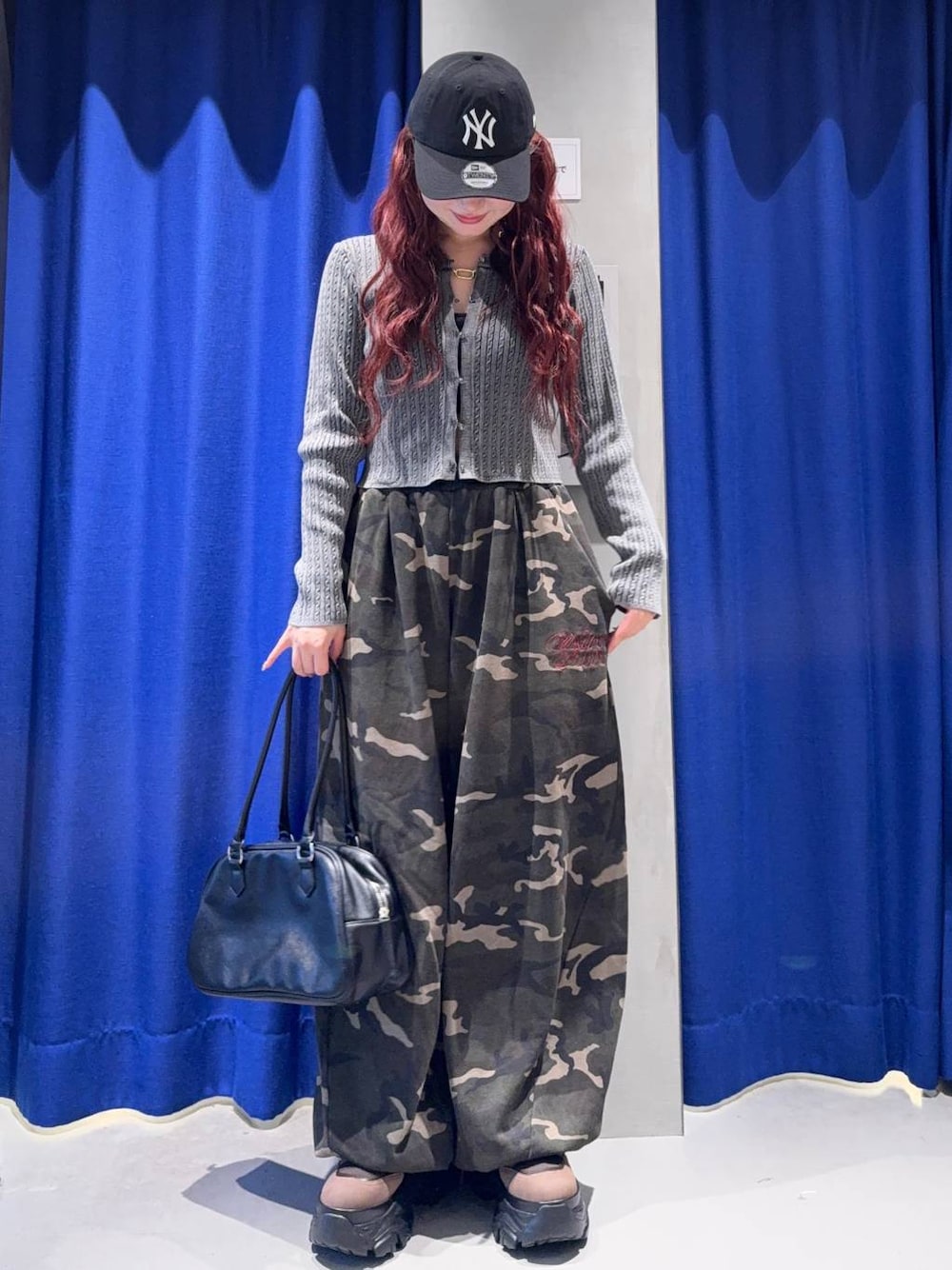 ブラウン系のブーツ、ブラック系のキャミソール、その他のスウェットパンツを着用したレディースの秋コーディネートの1枚目の写真