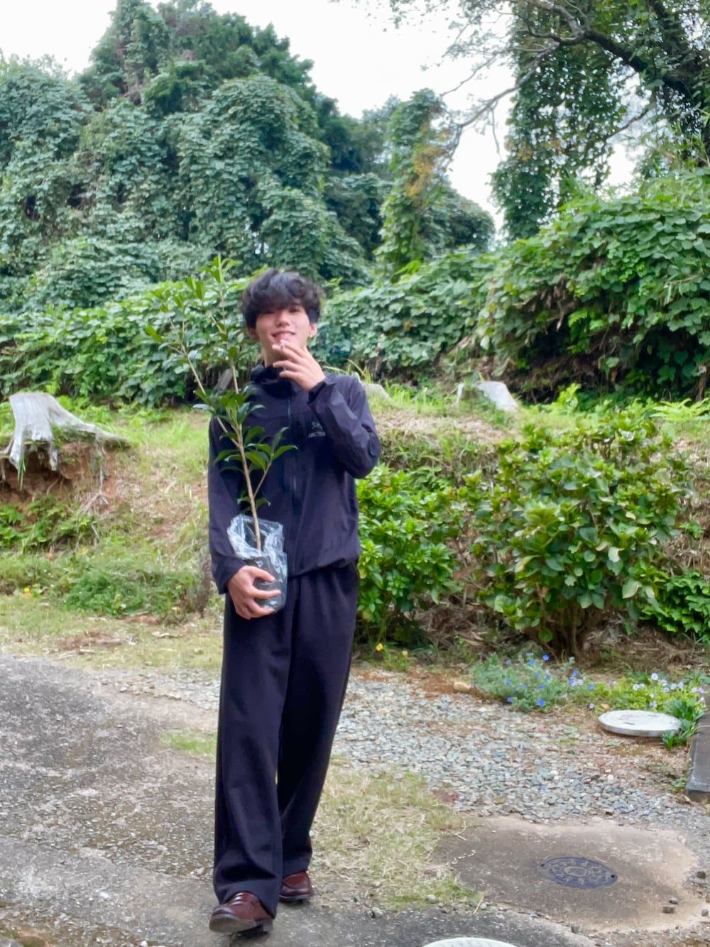 「ARC'TERYX、UNIQLO、マウンテンパーカー、スエットパンツ、低身長、秋服、シンプル、ローファー」｜「ARC'TERYXのアイテム（マウンテンパーカー、ブラック系）」を使った、piz0508さん（メンズ・163cm）の秋コーディネートの1枚目の写真