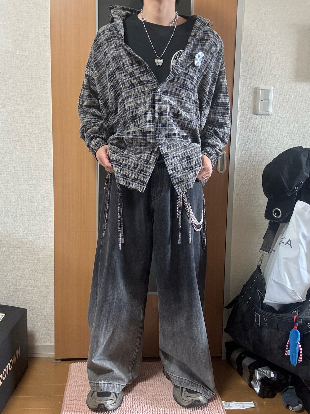 ブラック系のシャツ/ブラウス、ブラック系のTシャツ/カットソー、ブラック系のデニムパンツを着用したメンズの春コーディネートの1枚目の写真