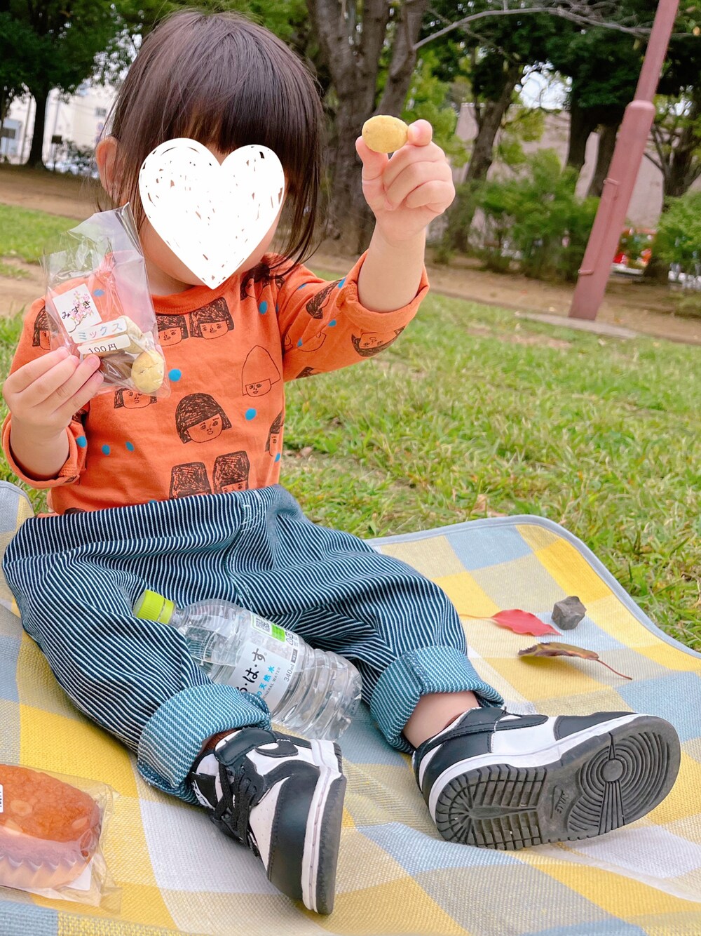 「秋服まるっと大公開、ピクニックコーデ、markey's、マーキーズ、バースデイ、NIKE、キッズコーデ、キッズファッション」｜「MARKEY'Sのアイテム（Tシャツ/カットソー、オレンジ系）」を使った、hiyoko☀︎さん（キッズ・70cm）の秋コーディネートの1枚目の写真