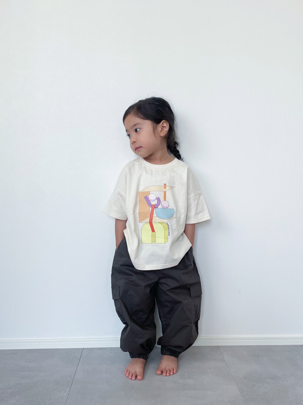 ホワイト系のTシャツ/カットソー、グレー系のカーゴパンツを着用したレディースの春コーディネートの1枚目の写真