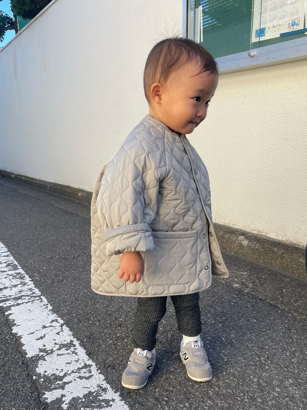 グレー系のノーカラージャケットを着用したキッズの秋コーディネートの1枚目の写真
