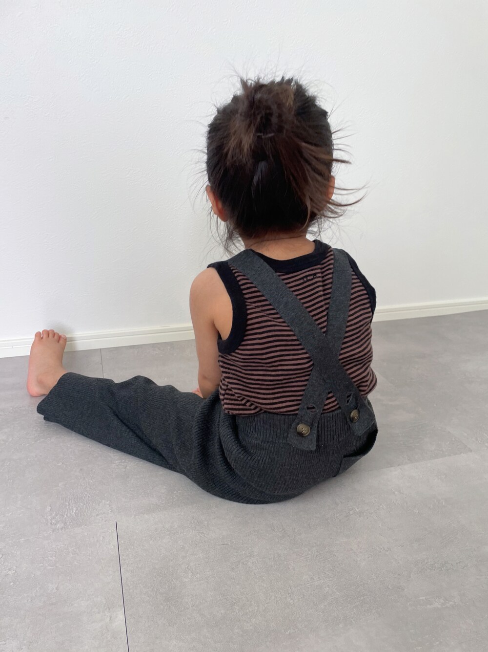 グレー系のその他パンツを着用したレディースの春コーディネートの1枚目の写真