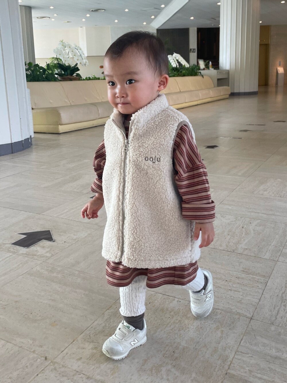 ベージュ系のベストを着用したキッズの秋コーディネートの1枚目の写真