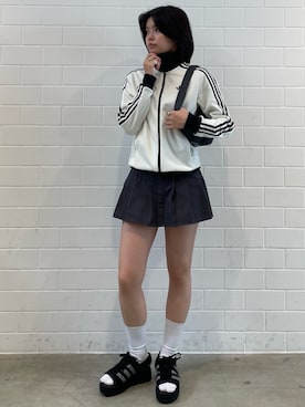 「adidas（アディダス）のクラシック トラックトップ / ジャージ / トラックジャケット / アディダスオリジナルス adidas Originals（ジャージ、ホワイト系）」を使った、MNさん（レディース・161cm）の春コーディネート