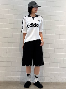 「adidas（アディダス）のCOLLARED GOALIE / アディダスオリジナルス adidas Originals（Tシャツ/カットソー、ホワイト系）」を使った、MNさん（レディース・161cm）の夏コーディネート