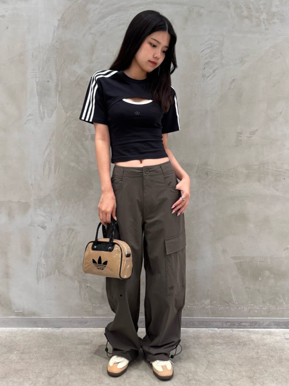 「adidas、adidas originals、アディダス、アディダスオリジナルス、スニーカー、カーゴパンツ、sambaLT、バッグ」｜「adidasのカットアウト カリ半袖Tシャツ / アディダスオリジナルス adidas Originals（Tシャツ/カットソー、ブラック系）」を使った、MNさん（レディース・161cm）の夏コーディネートの1枚目の写真
