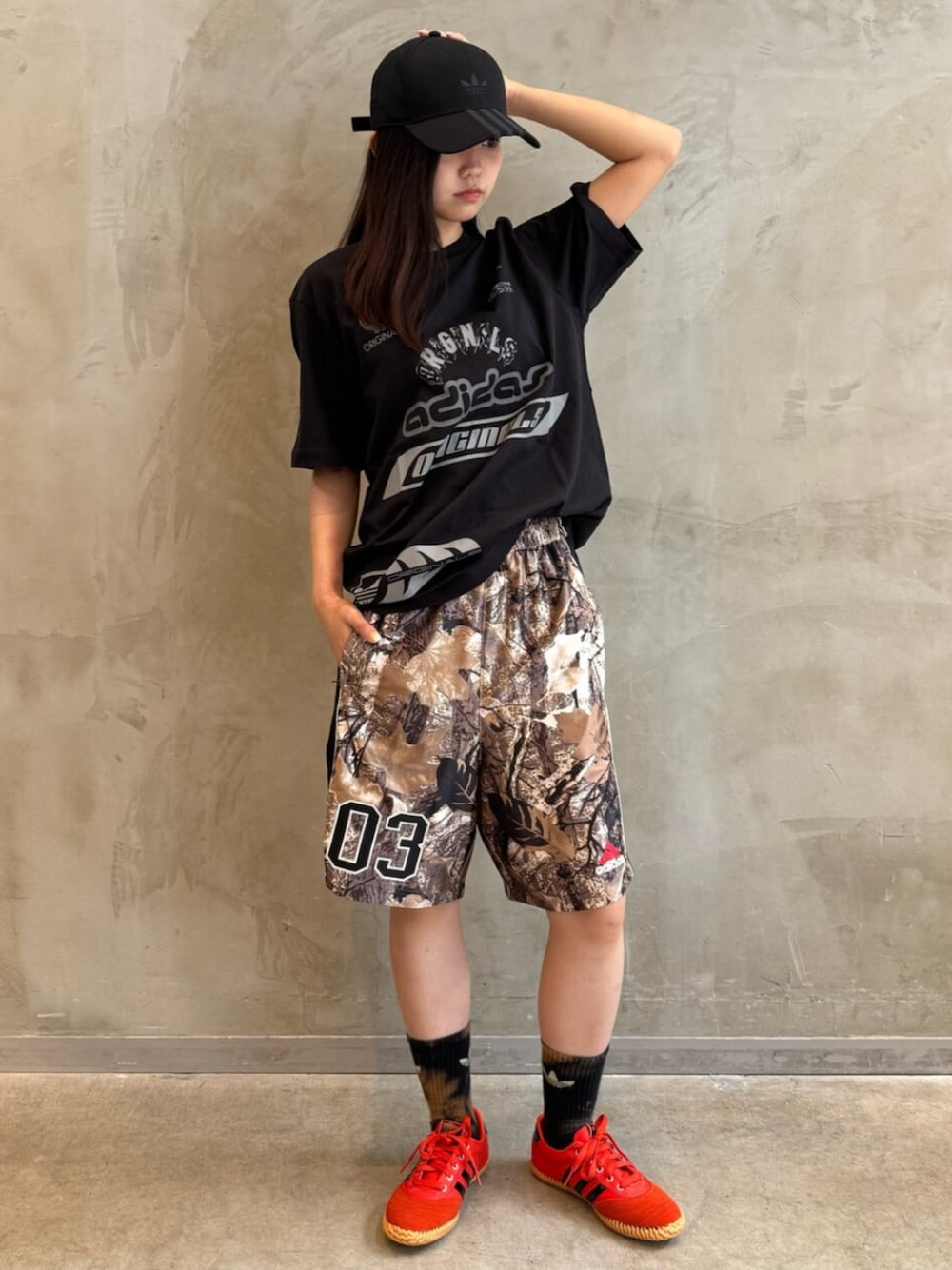 「adidas、adidas originals、アディダス、アディダスオリジナルス、スニーカー、Tシャツ、ハーフパンツ」｜「adidasのスポンサーズ 半袖Tシャツ / アディダスオリジナルス adidas Originals（Tシャツ/カットソー、ブラック系）」を使った、MNさん（レディース・161cm）の夏コーディネートの1枚目の写真
