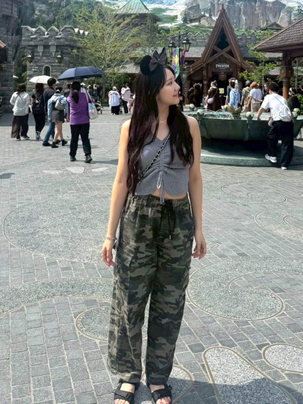 「カーゴパンツ、スポーツミックス、サンダル、おでかけコーデ、カジュアルスタイル、夏服、厚底シューズ、お洒落さんとつながりたい、ディズニーコーデ、ノースリーブ、shein、今日のコーデ、韓国コーデ、迷彩、ディズニー」｜「CHARLES & KEITHのDuo ドゥオ ブレードチェーンハンドルホーボーバッグ（ショルダーバッグ、ブラック系）」を使った、MISAさん（骨格ストレート・レディース・163cm）の夏コーディネートの1枚目の写真