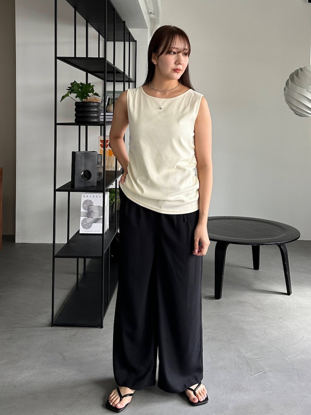「タンクトップ、ノースリーブ、夏ルックで気分アップ、WEARタイアップ、シンプルコーデ、夏コーデ、サンダル、オトナ女子、休日スタイル、大人コーデ、大人かわいい、おしゃれさんと繋がりたい、今日のコーデ、骨格ストレート、パンツスタイル」｜「PILITのハートモチーフ サイドギャザータンクトップ（タンクトップ、ホワイト系）」を使った、MISAさん（骨格ストレート・レディース・163cm）の夏コーディネートの1枚目の写真