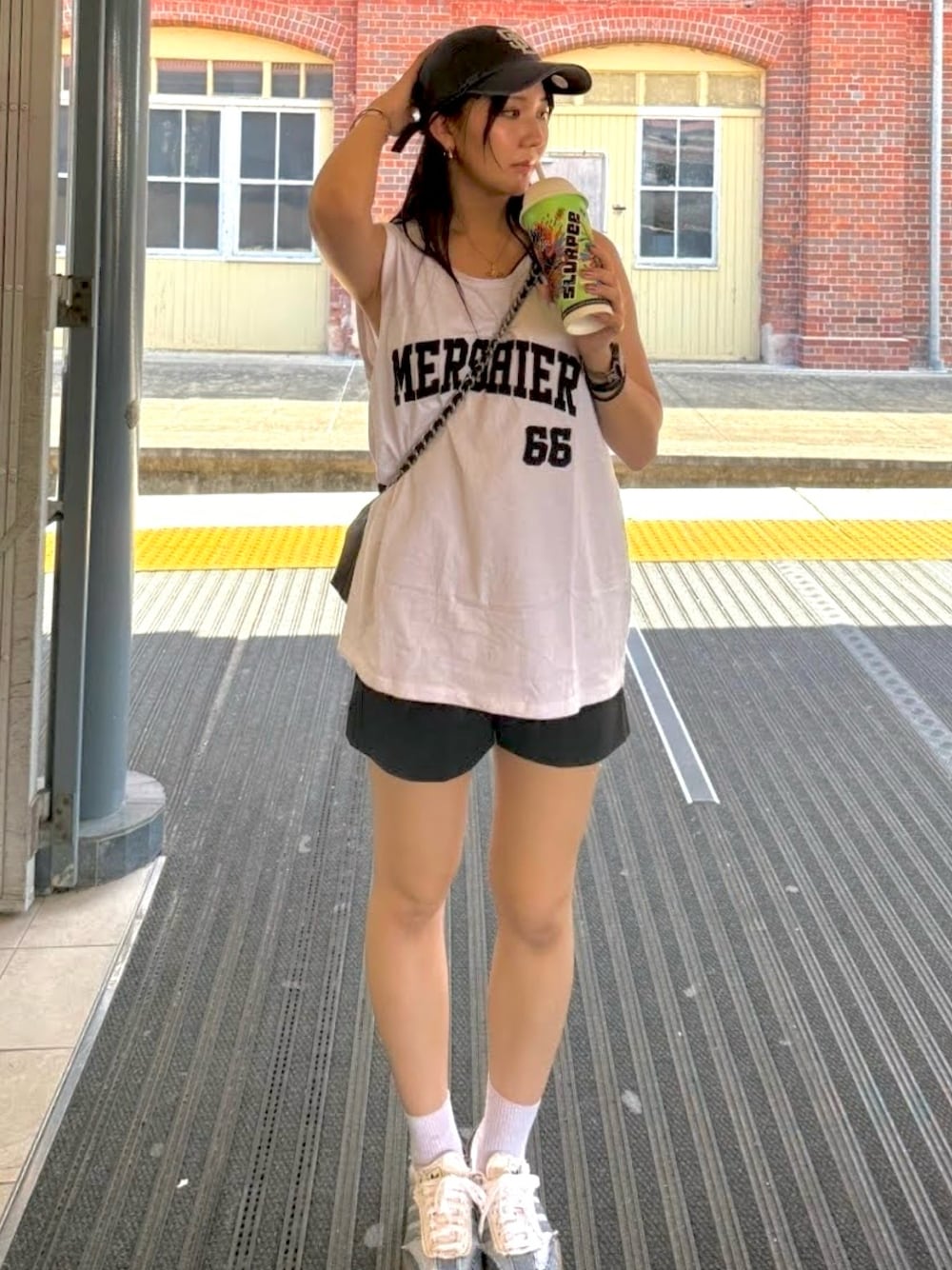 「スポーツミックス、白Tシャツ、夏ファッション、お出かけコーデ、夏、休日スタイル、キャップ女子、ノースリーブ、ショルダーバッグ、adidas、スニーカー、おしゃれさんと繋がりたい、キャップ、高身長女子、ショートパンツ」｜「mily biletの【mily bilet】ハンサムな大人顔。ハイウエストタックショートパンツ（その他パンツ、ブラック系）」を使った、MISAさん（骨格ストレート・レディース・163cm）の夏コーディネートの1枚目の写真