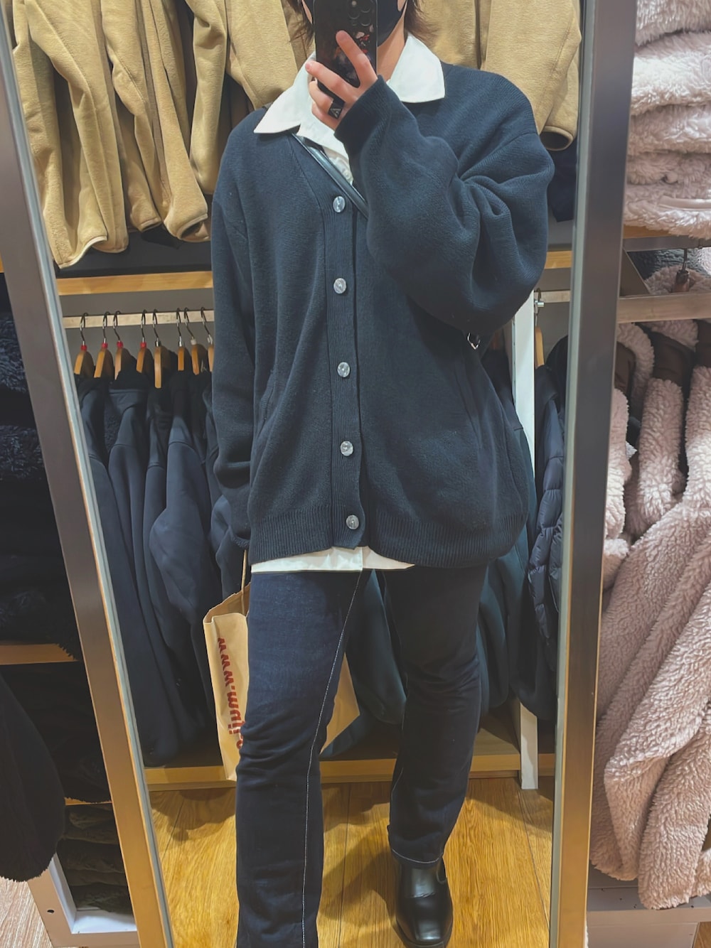 「秋服コーデ、低身長、フレアパンツ、いいね、save、フォローお願いします🤑、未来のWEARISTAプロジェクト、おしゃれさんと繋がりたい」｜「ADRERのextra quality Balloon sleeve dolman over cardigan/エクストラクオリティバルーンスリーブドルマンオーバーカーディガン（カーディガン/ボレロ、ブラック系）」を使った、ヒロさん（メンズ・166cm）の秋コーディネートの1枚目の写真